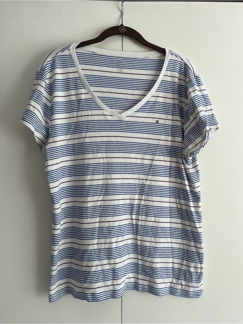 Tommy Hilfiger White V‑Neck Tee with Navy Stripes